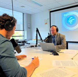 Enregistrement du podcast "Derrière le .fr" avec Pierre Bonis, Directeur général de l'Afnic au Micro de David Gordon de Nouvelles Voix.