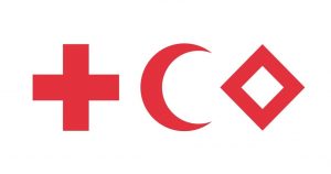  L’image montre les 3 emblèmes reconnus et protégés par le droit international humanitaire : croix rouge sur un fond blanc, croissant rouge sur un fond blanc et cristal rouge sur un fond blanc.