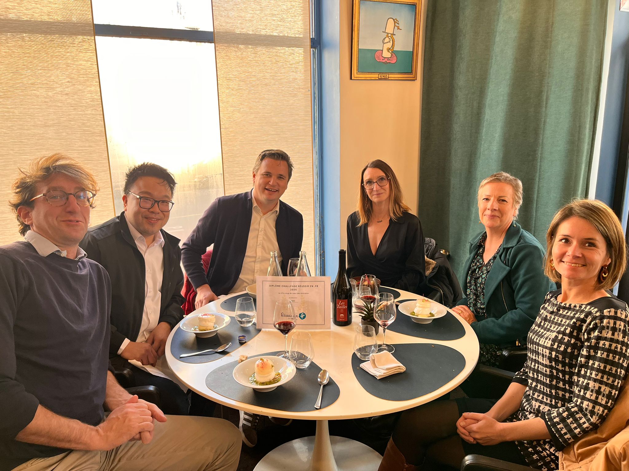 Remise du prix Challenge Communication 2025 à Viaduc par des membres de l’équipe Relation Clients de l’Afnic