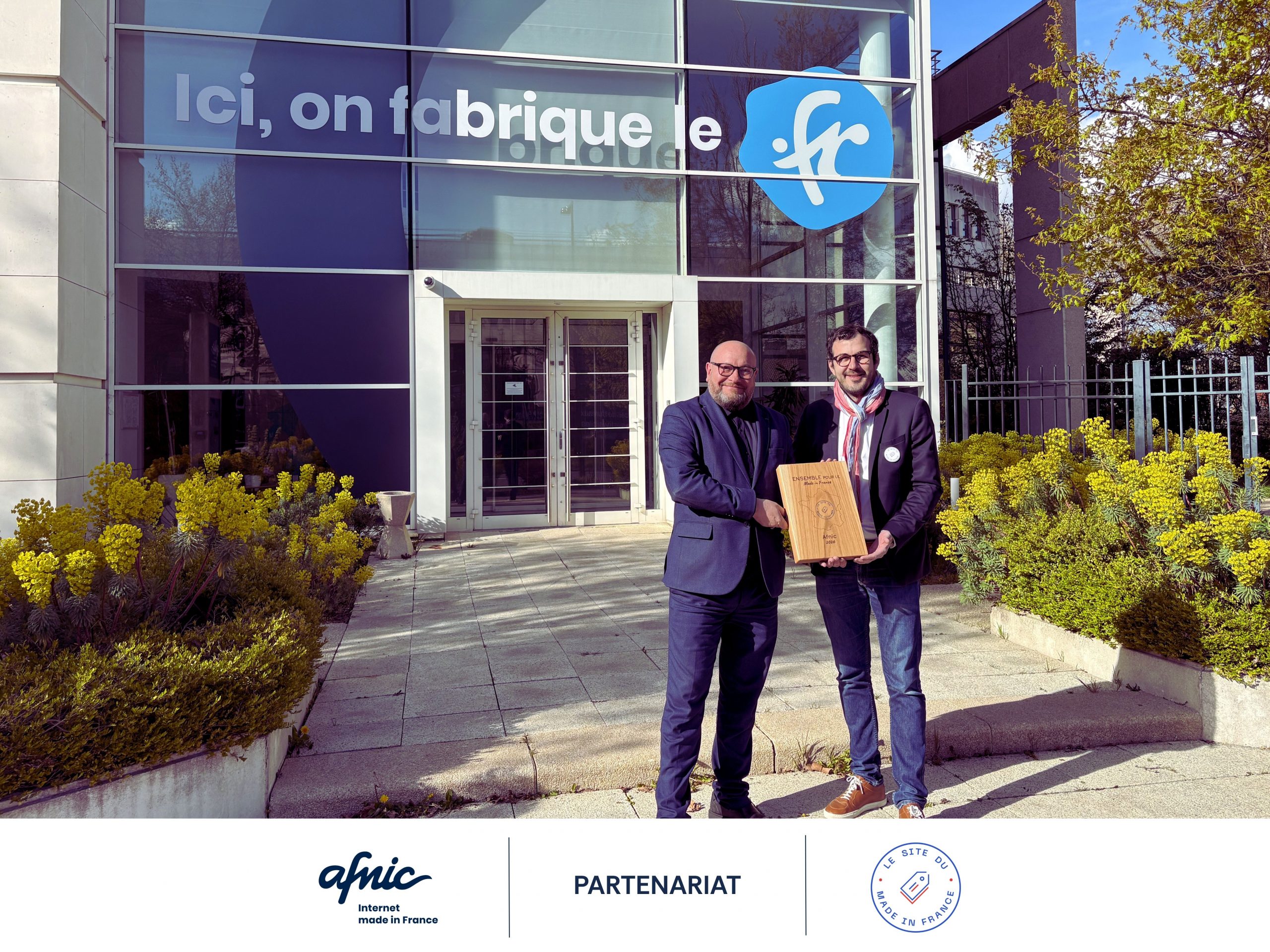 Légende : Pierre Bonis (directeur général de l’Afnic) et Olivier Paccalin (président et cofondateur Le Site du Made in France) officialise le partenariat devant les locaux de l’Afnic.
