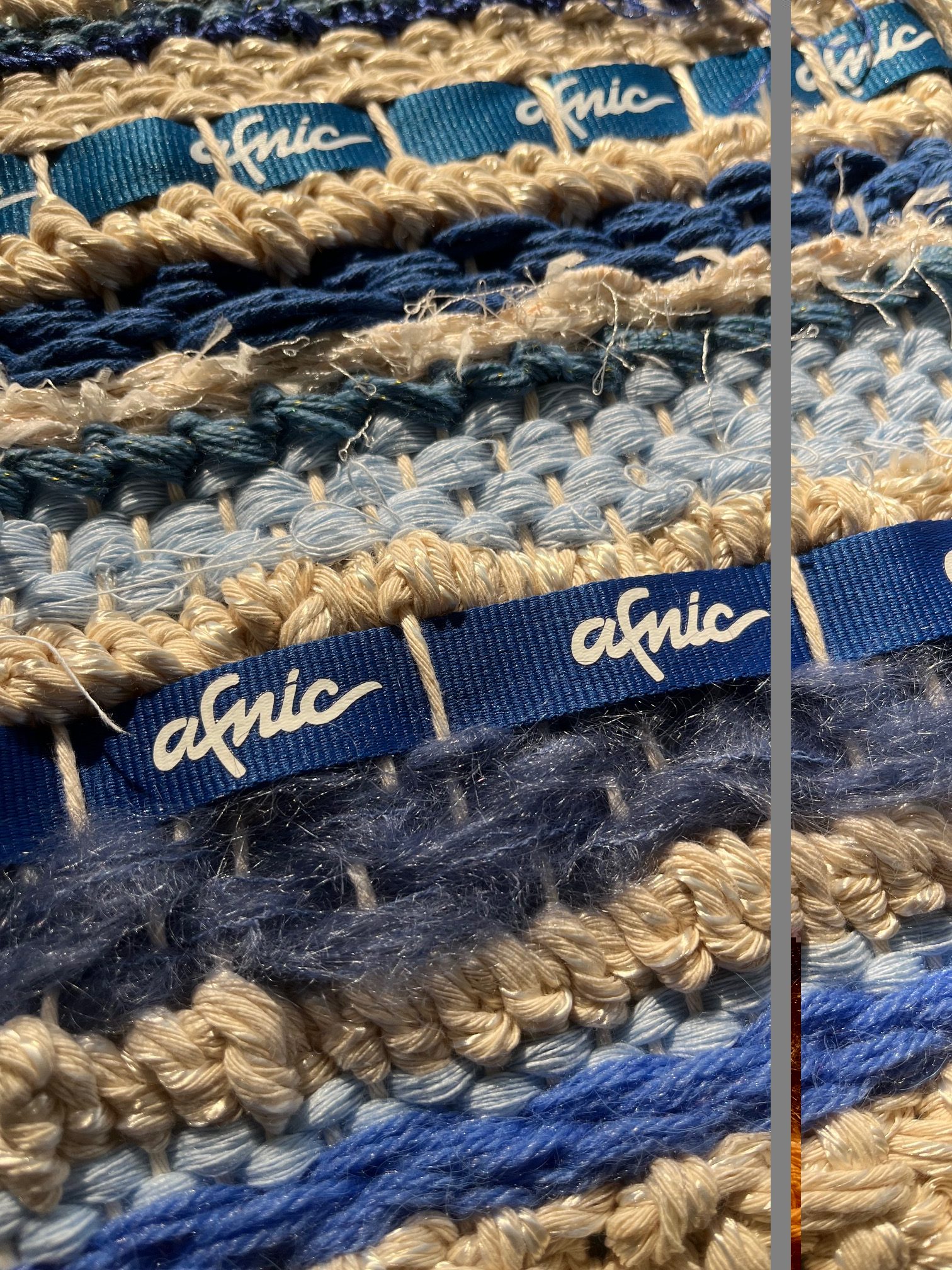 Tissage de Leila Garfield en résidence d'artiste à l'Afnic